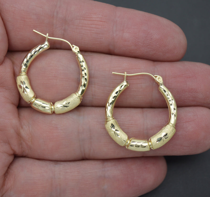 Real 10K Solid Yellow Gold 26.4mm Fancy Graduated Bamboo Hoop Earrings 1.9gr.jpg