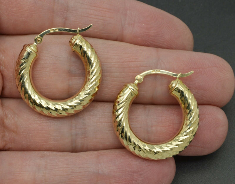 14k Solid Yellow Gold Diamond-Cut Twist  Hoop Earrings. 26x 5MM